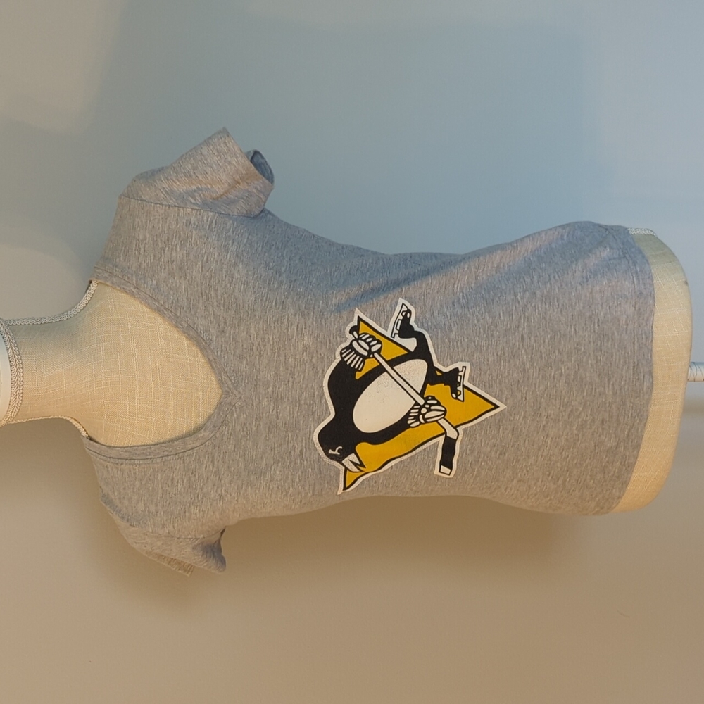 Light grey Pittsburgh penguins t shirt size medium